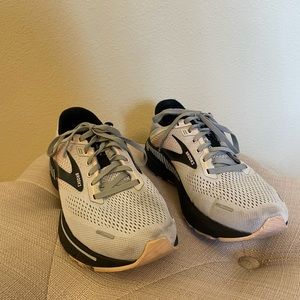 Brooks Adrenaline GTS 22 Running Shoe